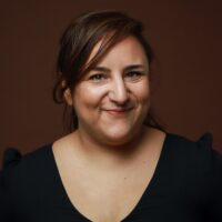 Alex Casanova est comédienne, improvisatrice, chanteuse et formatrice. Formée au Conservatoire Populaire de Musique, section Théâtre à Genève, ainsi qu’à la Fédération d’improvisation genevoise puis en Théâtre et Comédie musicale à Paris (Ateliers du Sudden), elle développe depuis près de vingt ans un parcours artistique et pédagogique entre la Suisse et la France. Elle joue dans de nombreux spectacles mêlant théâtre, improvisation et musique, et co-crée des formats scéniques tels que Interactive Playlist (Cie La Grimass, Festival d’Avignon), Le Fauteuil d’Orchestre (avec Smoking Sofa), Les Chouquettes et Rock’n Rôles. Depuis plus de 12 ans, elle conçoit et anime des ateliers en improvisation, prise de parole et communication. Elle est également impliquée dans le Wonder Impro Festival, premier festival féministe inclusif d’improvisation théâtrale à Paris, contribuant à créer des espaces artistiques et de réflexion autour des enjeux de représentation, d’inclusion et de diversité.