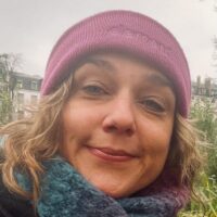 L'amour des mots et l'envie de dire, partager, inventer et jouer à représenter le monde accompagnent Valérie depuis petite. Elle découvre l’improvisation théâtrale adolescente et ne la quittera plus. Après une année de formation de l'acteur à l'École supérieure du spectacle à Paris, des années d’improvisation théâtrale et une licence en Lettres à l'Université de Genève, elle se spécialise en Dramaturgie et en Animation et Médiation théâtrale. La curiosité la mène également à franchir la porte du Grand Théâtre de Genève et à découvrir les coulisses de ses productions. Aujourd'hui elle assume régulièrement des régies ou des assistanats mise en scène à l'opéra ou pour des compagnies théâtrales. En parallèle, elle anime des ateliers et stages d'improvisation ou de création collective. Enfin, dès qu’elle le peut, elle joue dans des spectacles improvisés ou co-écrits qui lui permettent d'être au service de créations plus personnelles.